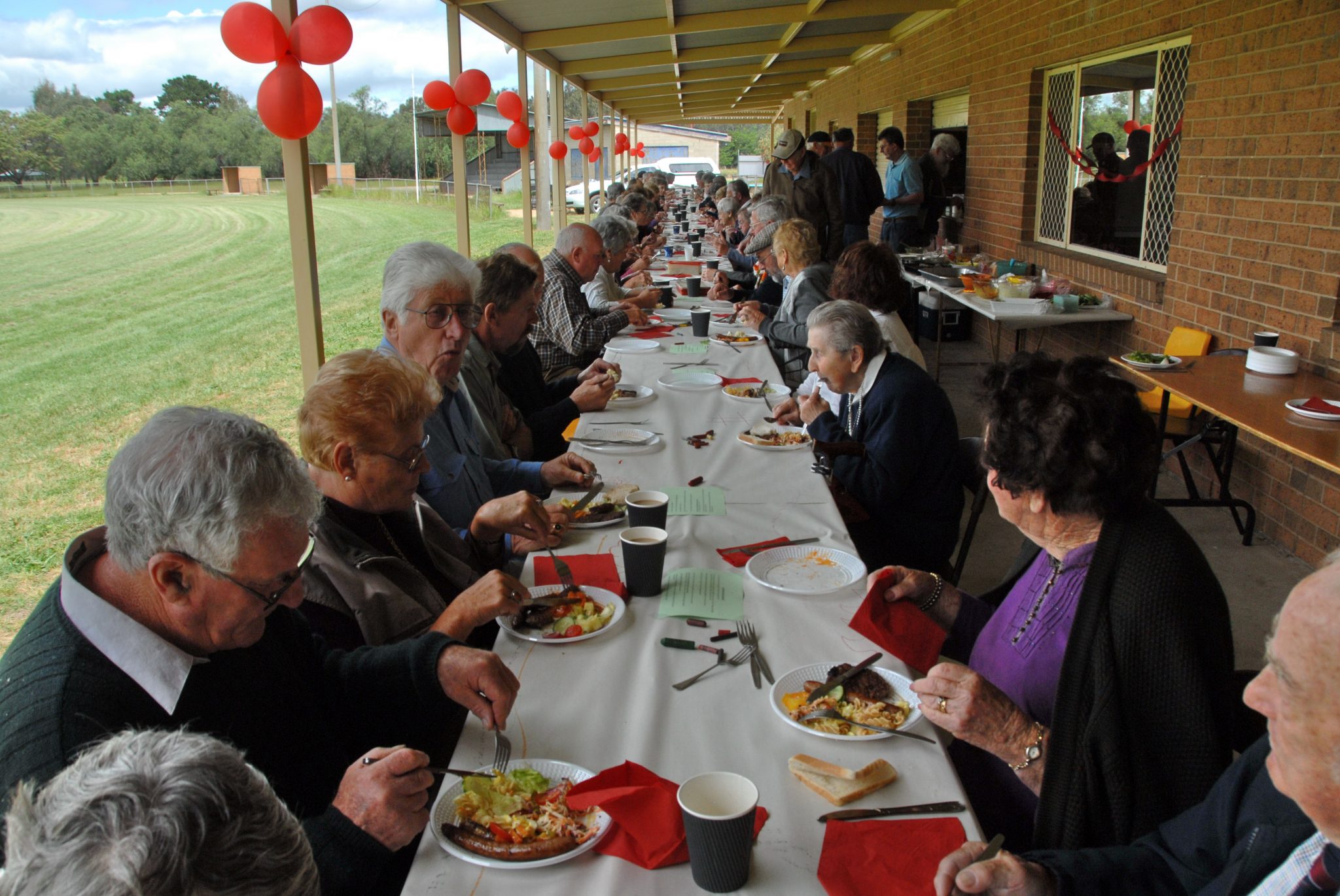 42179.-301011.Culcairn Andrew Hoy Pavilion. Longest Lutheran Lunch.At tables.